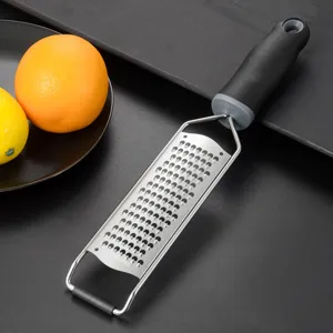 Vista ravvicinata della grattugia per limoni in acciaio inossidabile con impugnatura ergonomica.