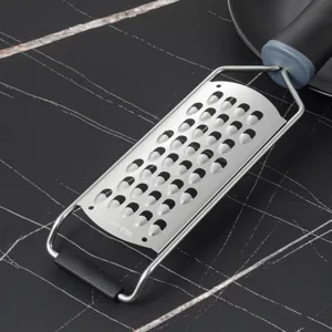 Edelstahl Käsereibe und Zitronenreibe Küchenhelfer mit ergonomischem Griff für einfache Nutzung.