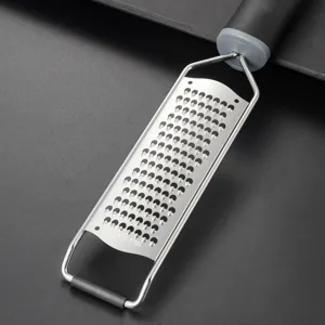 Grattugia per formaggio in acciaio inox cucina limone cioccolato dettaglio vista