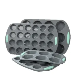 Ensemble de moules à muffins en silicone avec poignées antidérapantes pour cupcakes et pâtisseries.