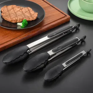 Set di pinze da cucina in acciaio inox con punte in silicone nero resistenti al calore.