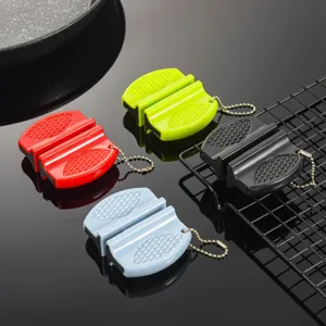 Détail de mini aiguiseur de couteau portable, outil de cuisine multifonction avec chaînette.