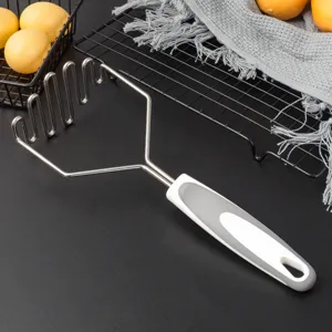 Presse-purée en acier inoxydable avec tête ondulée et poignée ergonomique pour cuisine.