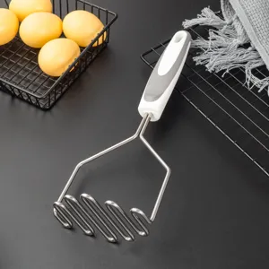 Prensador de patatas de acero inoxidable con mango ergonómico para puré de alimentos fácil.