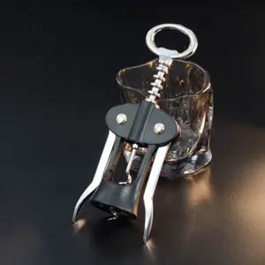 Apribottiglie a ali in lega di zinco utensile da cucina vista dettaglio con struttura metallica.