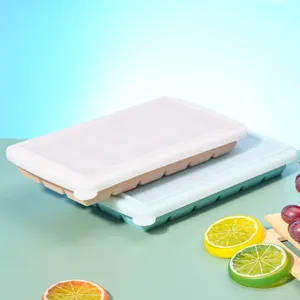 Vue détaillée du bac à glaçons en silicone, moule empilable avec couvercle pour cuisine.
