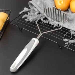 Vue detaillee du presse puree en acier inoxydable avec une poignee ergonomique.