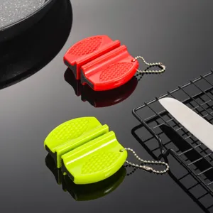 Mini aiguiseur de couteau portable à double fente avec porte-clés, outil de cuisine compact.