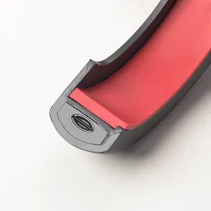 Detailaufnahme der schwarz roten Kunststoff Multifunktions Dosenoeffner Komponente.