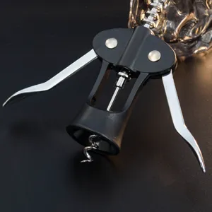 Primo piano del robusto apribottiglie a ali in metallo e plastica con spirale.