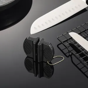Mini aiguiseur de couteau cuisine détail, design compact à double fente avec chaînette.