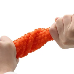 Vista dettagliata del guanto da forno in silicone arancione flessibile con bel cuore.