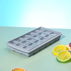 Vue détaillée du bac à glaçons en silicone avec fond souple pour démoulage facile à maison.