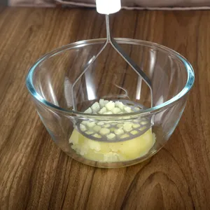 Patatotrivtis apo anojeidoto atsale me anthiktiko kefali gia puree patatas.