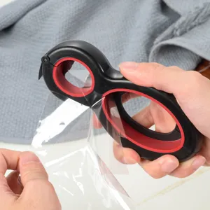 Detailansicht des multifunktionalen 6-in-1 Plastik Dosenöffners in praktischer Anwendung.