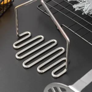 Presse-puree en acier inoxydable avec un design en vagues pour une cuisine efficace.
