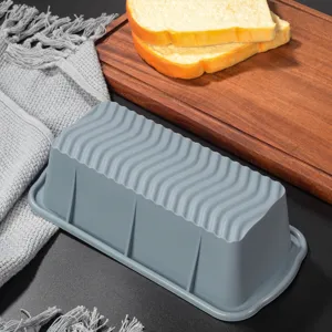 Vue détaillée du moule à pain en silicone gris, design ondulé pour cuire du pain et gâteaux.