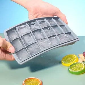 Vue détaillée du bac à glaçons en silicone avec grille flexible et glaçons transparents.