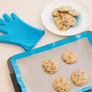 Set di guanti da forno in silicone blu e tappetino resistente per dettagli cucina