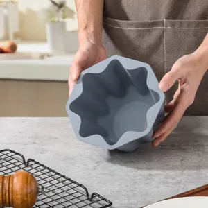 Nahaufnahme einer grauen Silikon Backform für Kuchen und Gebäck in Händen, antihaftend.