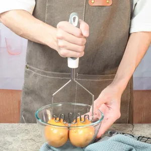 Vue de détail rapprochée du presse-purée en acier inoxydable pour cuisine pratique.