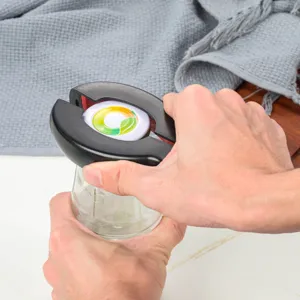 Primer plano detallado del abrelatas de tarros de plástico multifuncional, cocina.