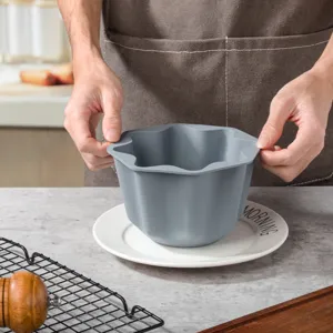 Detailansicht der grauen Silikon Backform für Canelés und Mousse auf der Küchenarbeitsplatte.