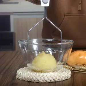 Détail de presse-purée en acier inoxydable avec tête de pression ondulée pour cuisine.