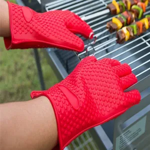 Dettaglio guanti da cucina in silicone resistenti al calore per barbecue e cottura.