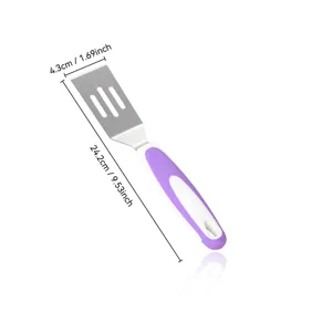 Edelstahl geschlitzter Käsespatel mit violettem Griff, Detailansicht für die Küche.