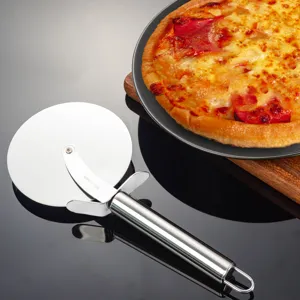 Edelstahl Pizzaschneider mit scharfer runder Klinge und ergonomischem Griff fuer die Kueche.