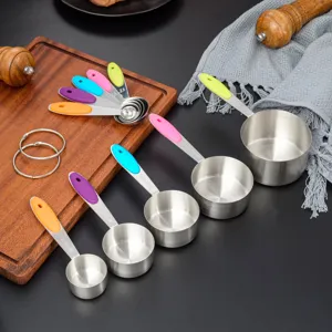Stainless steel measuring cups and spoons set with colorful silicone handles for baking in Küche.
