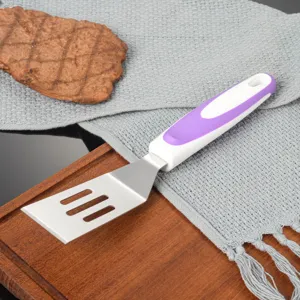 Edelstahl Käsespatel mit praktischen Schlitzen und ergonomischem Griff für die Küche.