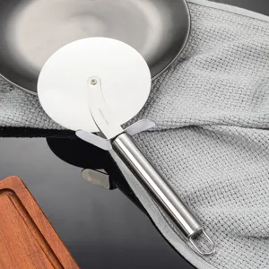 Rostfreier Edelstahl Pizzaschneider mit ergonomischem Griff zum einfachen und schnellen Backen.