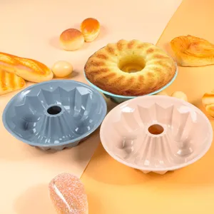 Silicone bundt cake mold, flexible non-stick fluted baking pan for kitchen DIY baking.