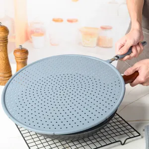 Gros plan détaillé de l'écran anti-éclaboussures en silicone gris avec mailles denses.