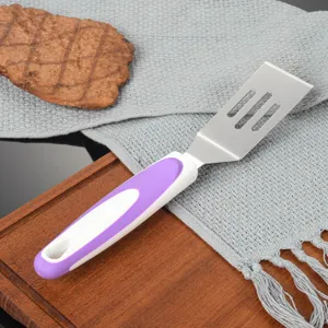 Rostfreier Kaesespatel mit violettem ergonomischem Griff und Schlitzklinge fuer die Kueche.