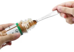 Λεπτομέρεια σετ μεζούρας από ανοξείδωτο χάλυβα με χαραγμένη ένδειξη χωρητικότητας