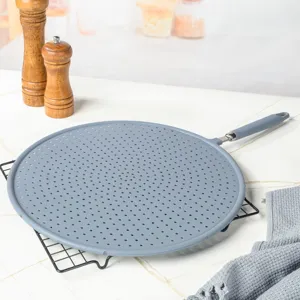 Détail d'écran anti-éclaboussures en silicone avec fine maille et poignée isolante.