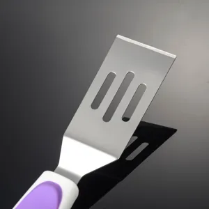 Detailaufnahme des rostfreien Edelstahl-Käsespatels mit drei Schlitzen und Griff.