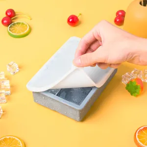 Bac à glaçons en silicone avec couvercle pour la maison, moule carré flexible, fond jaune.