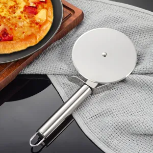 Detailansicht des Pizzaschneider Rades aus Edelstahl, scharfe runde Klinge fuer Backwerkzeug.