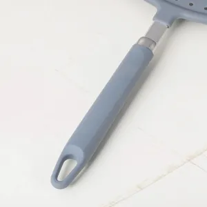 Détail de la poignée en silicone gris pour écran anti-éclaboussures de cuisine.