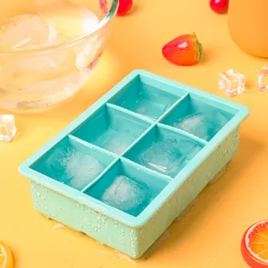 Bac a glaicons silicone souple detail avec compartiments carres pour congelation maison.
