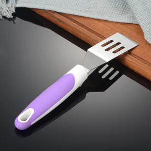 Edelstahl Kaesespatel Detailansicht, dreiloch Kaesemesser mit violettem Griff fuer Kueche.