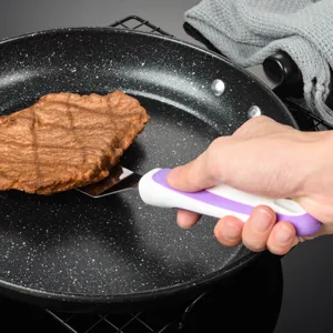 Edelstahl Küchenspatel mit ergonomischem Griff in Weiß und Lila für einfaches Wenden.