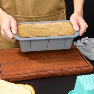 Moule à pain de mie en silicone gris rectangulaire pour cuisson, vue détaillée antiadhésif.