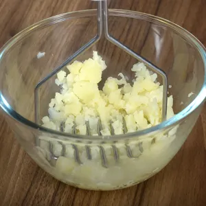 Presse Purée en Acier Inoxydable Outil de Cuisine Robuste Presse à Pommes de Terre Ondulée Avec Poignée Ergonomique Antidérapante