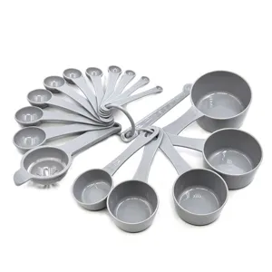 Ensemble de tasses et cuillères à mesurer en plastique pour la cuisine et la pâtisserie.