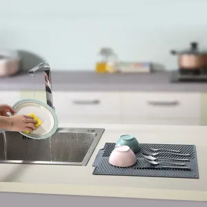 Große Silikon Abtropfmatte für Küchenarbeitsplatte, hitzebeständige Geschirrunterlage.